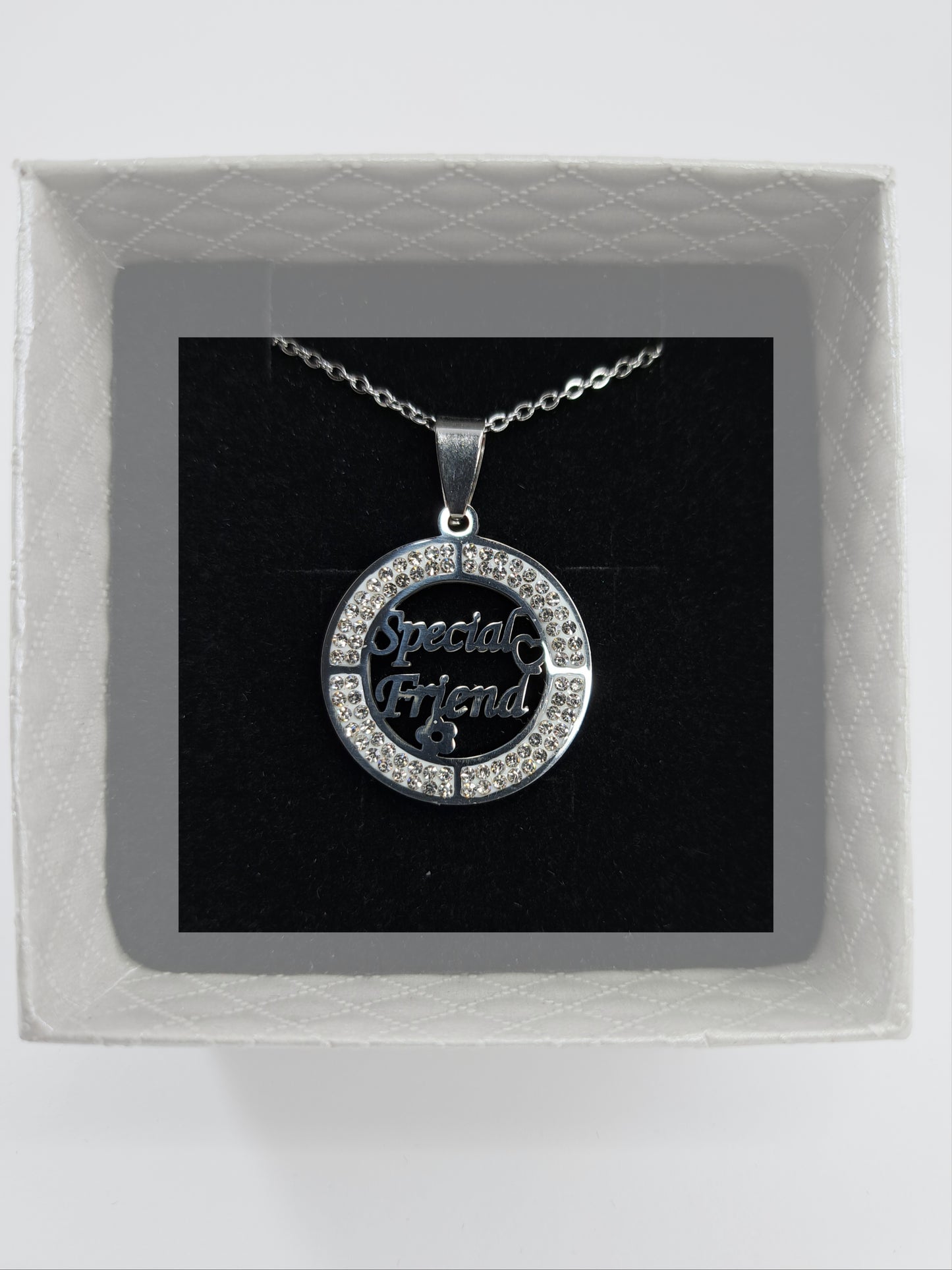 Special friend round necklace