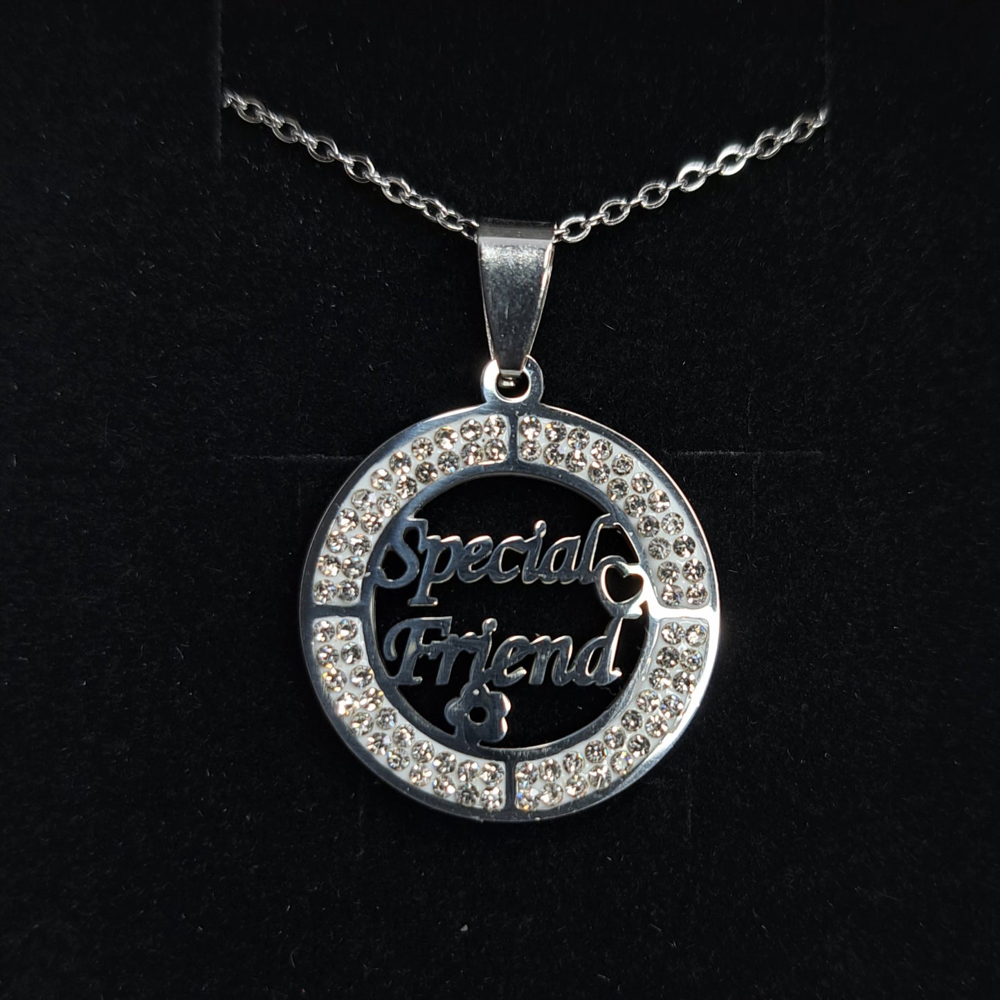 Special friend round necklace