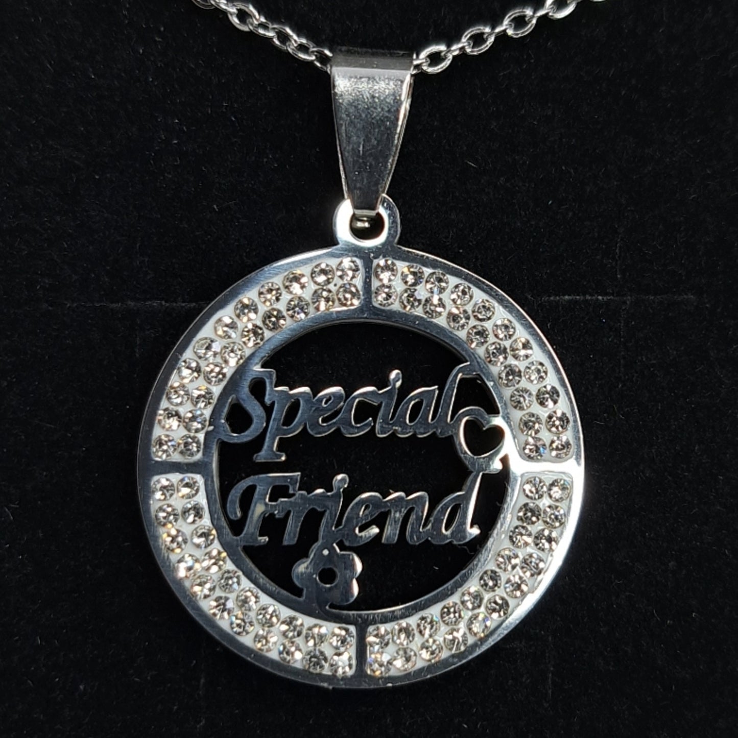 Special friend round necklace