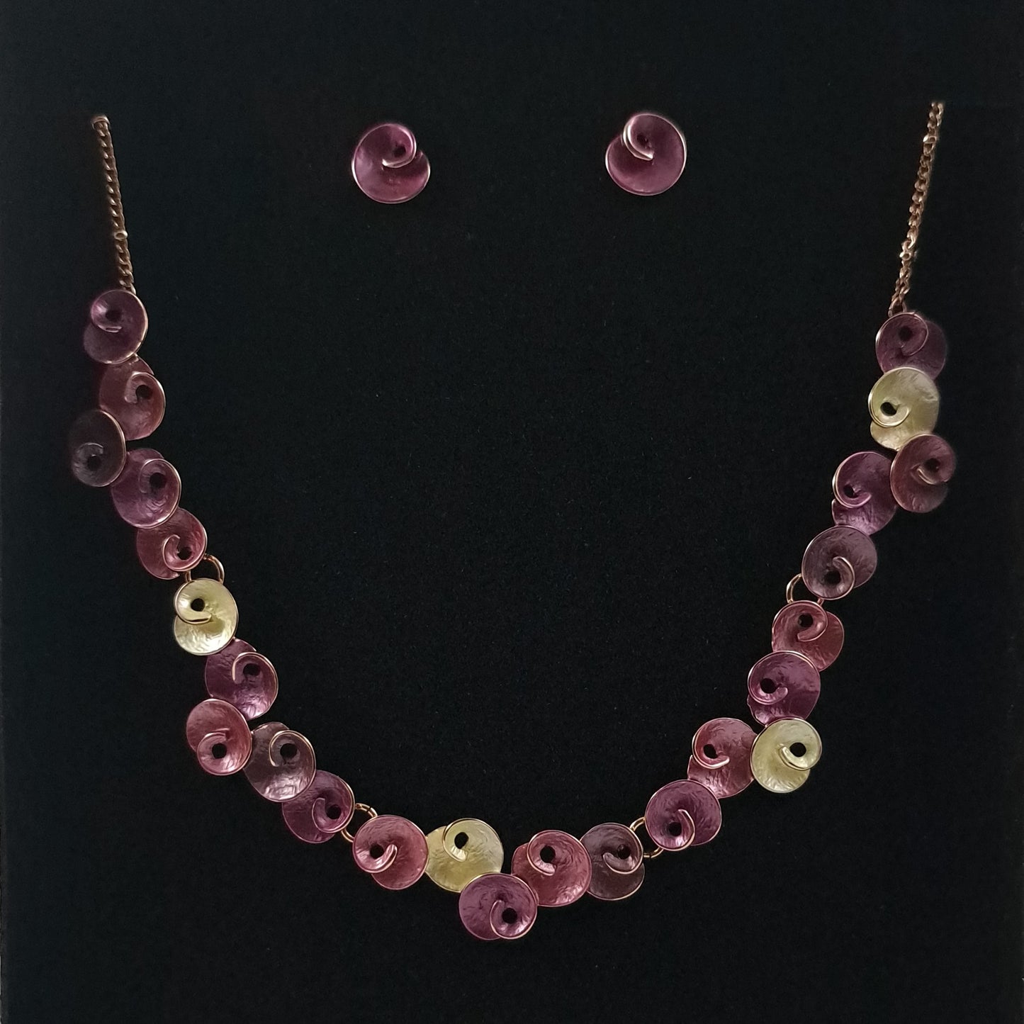 Swirl style necklace and earrings set