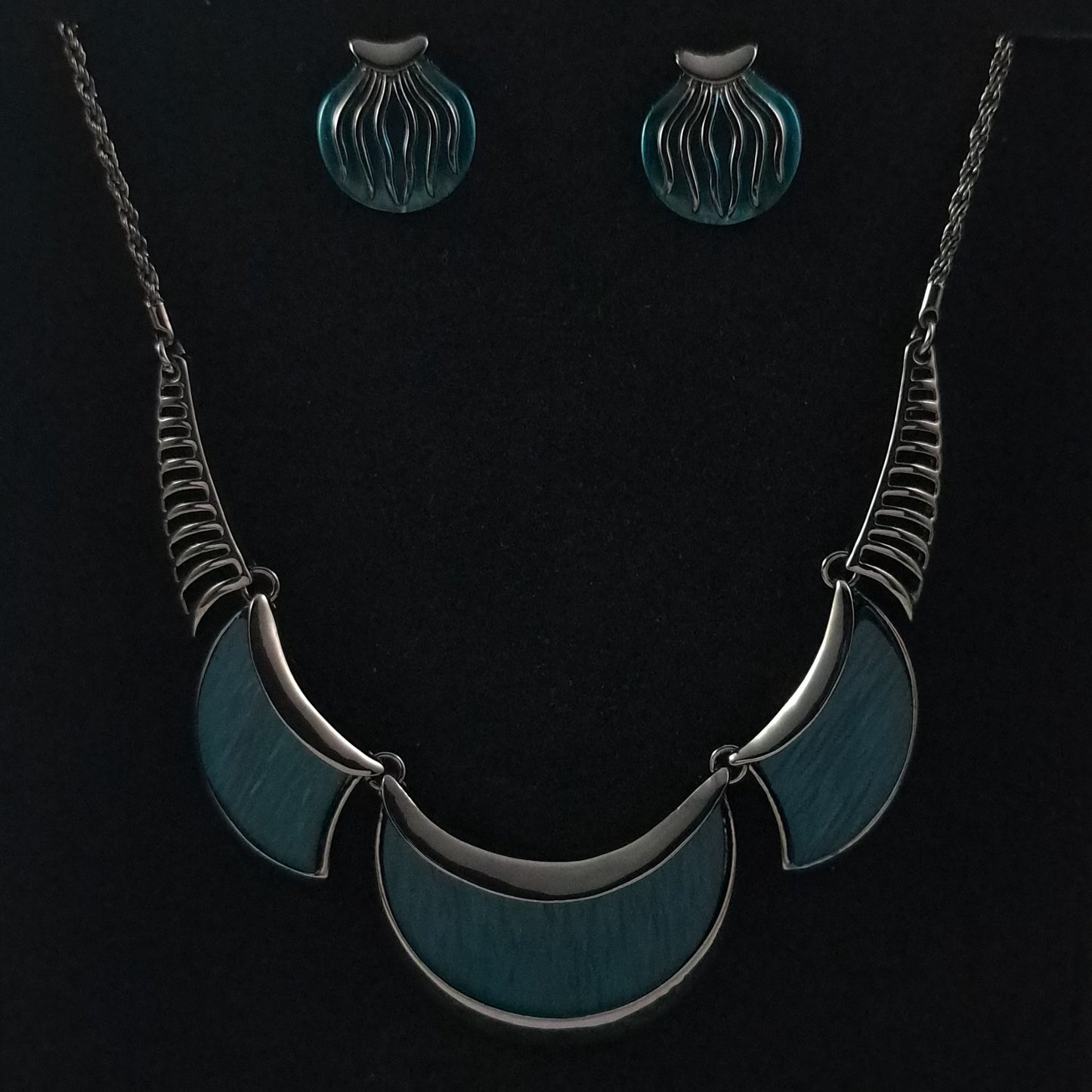 Unique Designed Necklace and Earrings Set